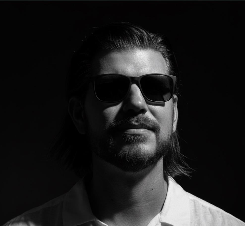 Profilbild von Tobias, Der analytische Vordenker und technologiebegeisterte Co-Host